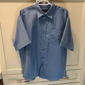 DENVER HAYES Button Down Blue Short Sleeve Shirt Slight Shine Men's Size Large